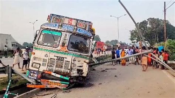 
4 of family killed, 35 injured as truck rams tractor trolley in UP’s Sitapur 