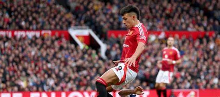 
Ajax want Man Utd to improve offer for Lisandro Martinez 