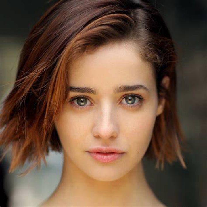 
Holly Earl Height, Weight, Net Worth, Age, Birthday, Wikipedia, Who, Instagram, Biography 