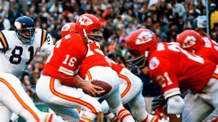 
Len Dawson Infamous Cigarette Photo During 1967 Super Bowl – Net Worth At Death 