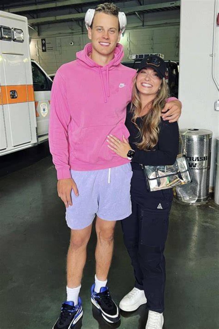 
Meet Olivia Holzmacher: All About Joe Burrow’s Girlfriend 