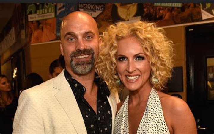 Where Is Kimberly Schlapman First Husband Now And Why Did They Seperate? More About The Singer
